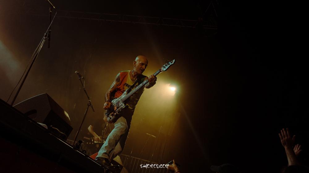 Bajista de Antiregimen en el concierto de su 40 aniversario en Irun, con humo y luz dorada.