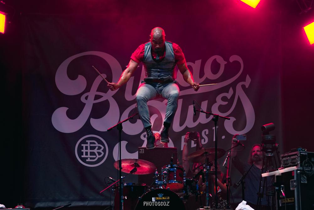 Batería saltando en el escenario del Bilbao Blues Festival.