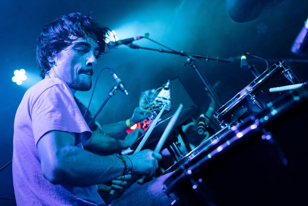 Batería de Crache tocando bajo luz azul en Dabadaba, Donostia.