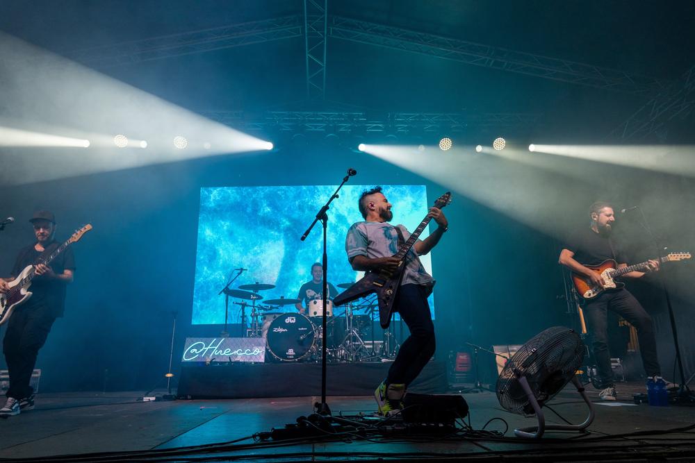 Concierto de Huecco en Irun: el guitarrista, en primer plano, bajo focos azules y humo.