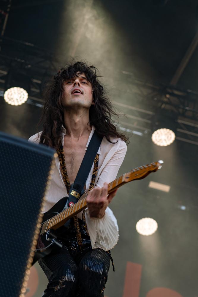 Guitarrista de pelo largo durante el concierto de LP en el Jazzaldia de Donostia.