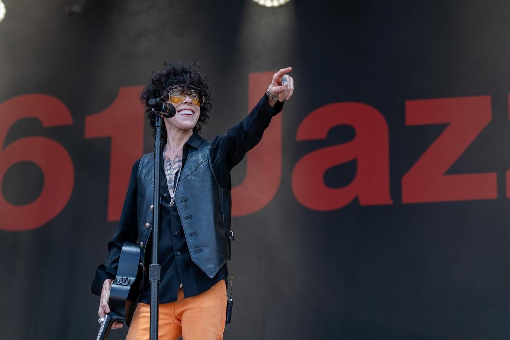LP sonriendo y señalando al público en el escenario del Jazzaldia de Donostia.