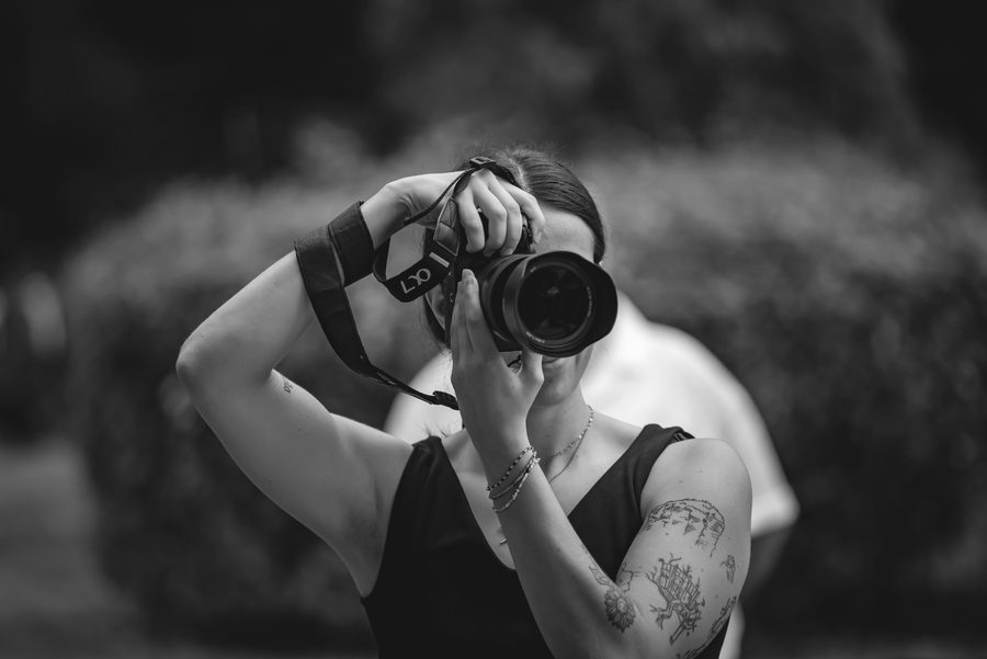 June Oscoz, fotógrafa y videógrafa, con su cámara